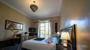 Suite – superior, 1 kingsize-seng, privat bad, bassengutsikt | 1 soverom, safe på rommet og wi-fi (inkludert)