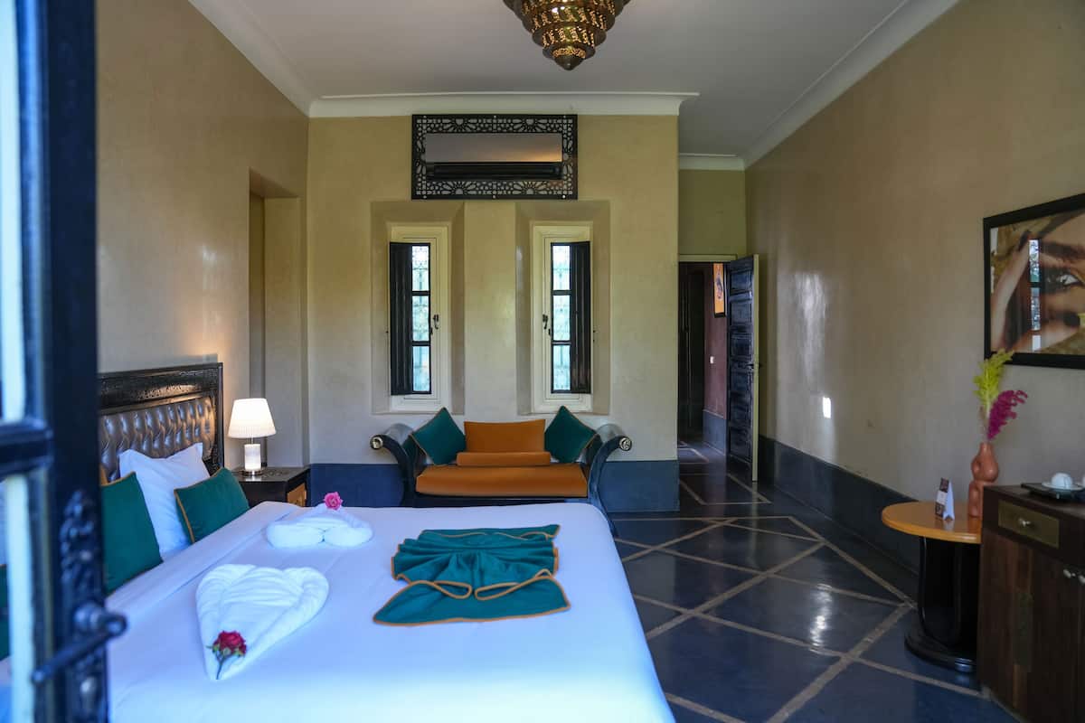 جناح سوبيريور - سرير ملكي - بحمام خاص - بمنظر للمسبح | 1 غرفة نوم وخزنة داخل الغرفة وواي فاي مجانًا