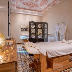Salas de tratamiento para parejas, una bañera de hidromasaje, baño turco