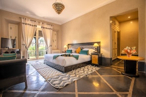 Suite – junior, 1 kingsize-seng, privat bad, hageutsikt | 1 soverom, safe på rommet og wi-fi (inkludert)