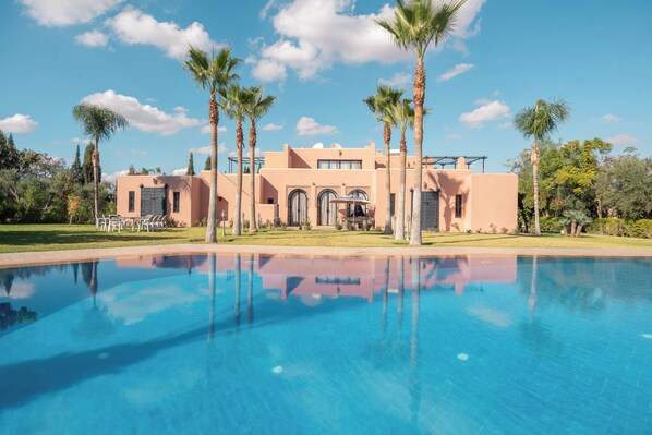 المنشأة من الخارج