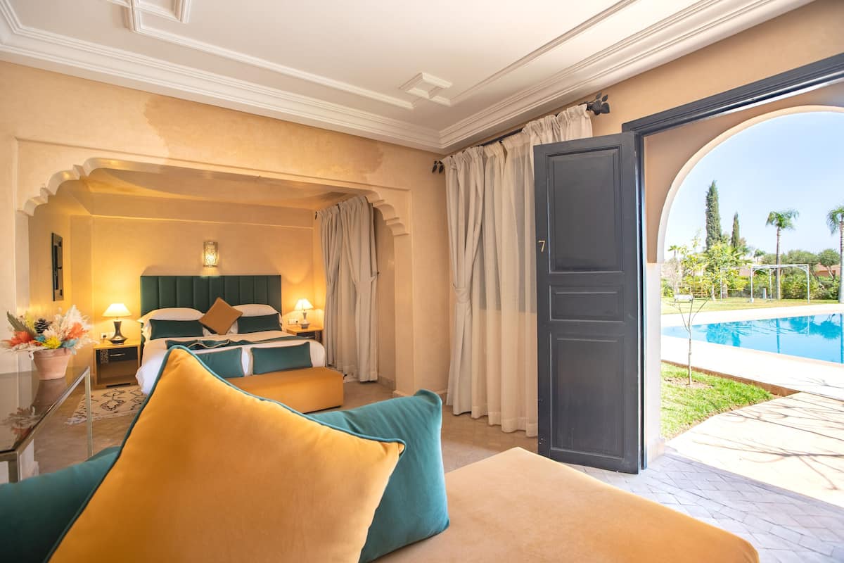 Superior Suite, 1 King Bed, Private Bathroom, Pool View | 1 bedroom, in-room safe, free WiFi
