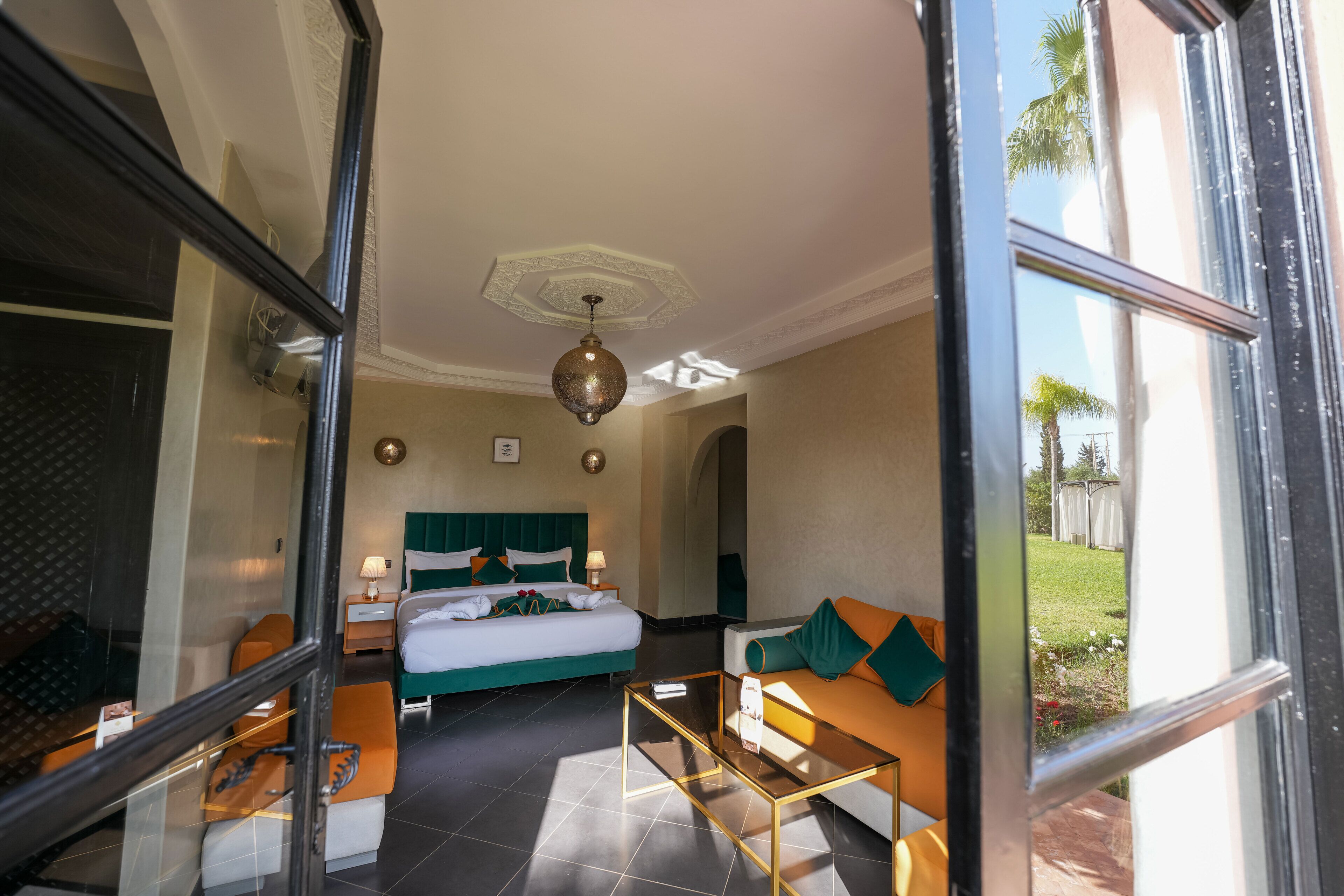 Suite Junior, 1 très grand lit, salle de bains privée, vue jardin | 1 chambre, coffres-forts dans les chambres, Wi-Fi gratuit
