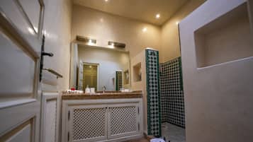 Superior Suite, 1 King Bed, Private Bathroom, Pool View | Bathroom