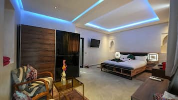 Junior Suite, 1 King Bed, Private Bathroom, Garden View | 1 bedroom, in-room safe, free WiFi