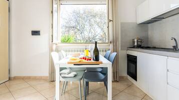 Hochstuhl, Kochgeschirr/Geschirr/Besteck