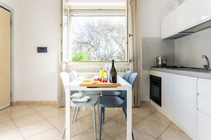 Hochstuhl, Kochgeschirr/Geschirr/Besteck