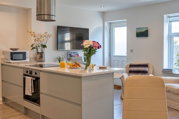 Fridge, microwave, oven, dishwasher - Brunels Reach (Saltash)