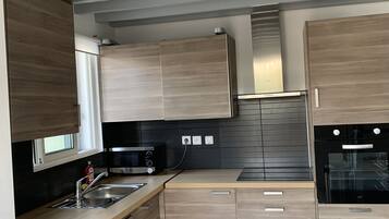 Een koelkast, een oven, een kookplaat, een vaatwasser