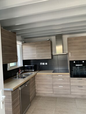 Réfrigérateur, four, plaque de cuisson, lave-vaisselle