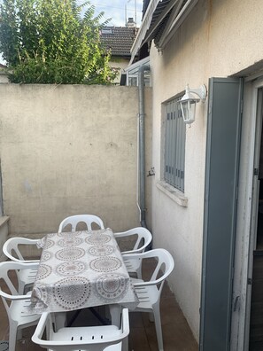 تناول الطعام بالخارج