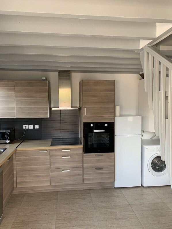 ثلاجة، فرن، موقد طهي مسطح، غسالة أطباق