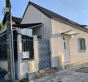 تفاصيل الفندق من الخارج