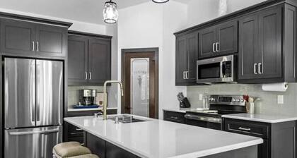 New, charming custom home, 7 minute walk to the beach