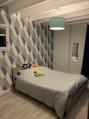 4 bedrooms, iron/ironing board, WiFi