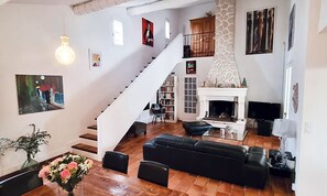 Télévision, cheminée, livres