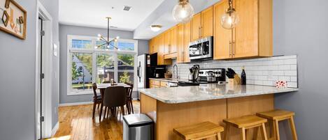 Kylskåp, mikrovågsugn, ugn och spishäll