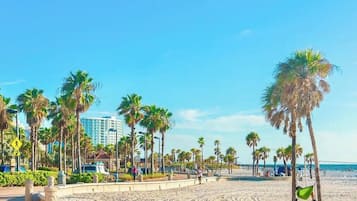 Chaises longues, serviettes de plage