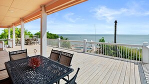 Outdoor dining - The Peach Pelican - Bayside home with pool!!  Anglers paradise! (Crystal Beach)