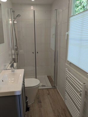 Dusche, Haartrockner, Handtücher, Seife