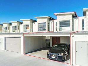 Exterior - Lakeview Luxury - Taupo Holiday Apartment (Taupo Central)