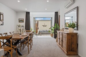 Dining - Lakeview Luxury - Taupo Holiday Apartment (Taupo Central)