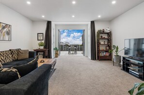 TV - Lakeview Luxury - Taupo Holiday Apartment (Taupo Central)