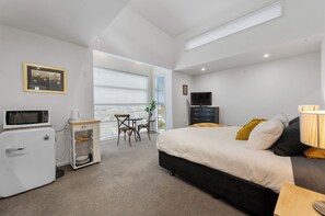 3 bedrooms, iron/ironing board, WiFi, bed sheets - Lakeview Luxury - Taupo Holiday Apartment (Taupo Central)