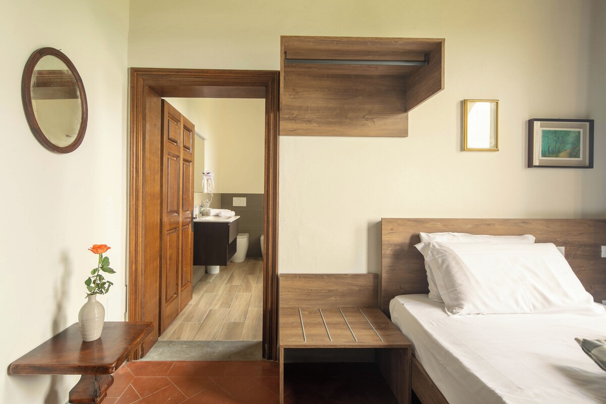Single Room | Hypo-allergenic bedding available, down comforters, in-room safe