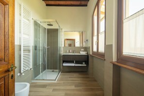 Triple Room | Bathroom | Shower, rainfall showerhead, hair dryer, bidet - Podere La Quercia (San Gimignano)