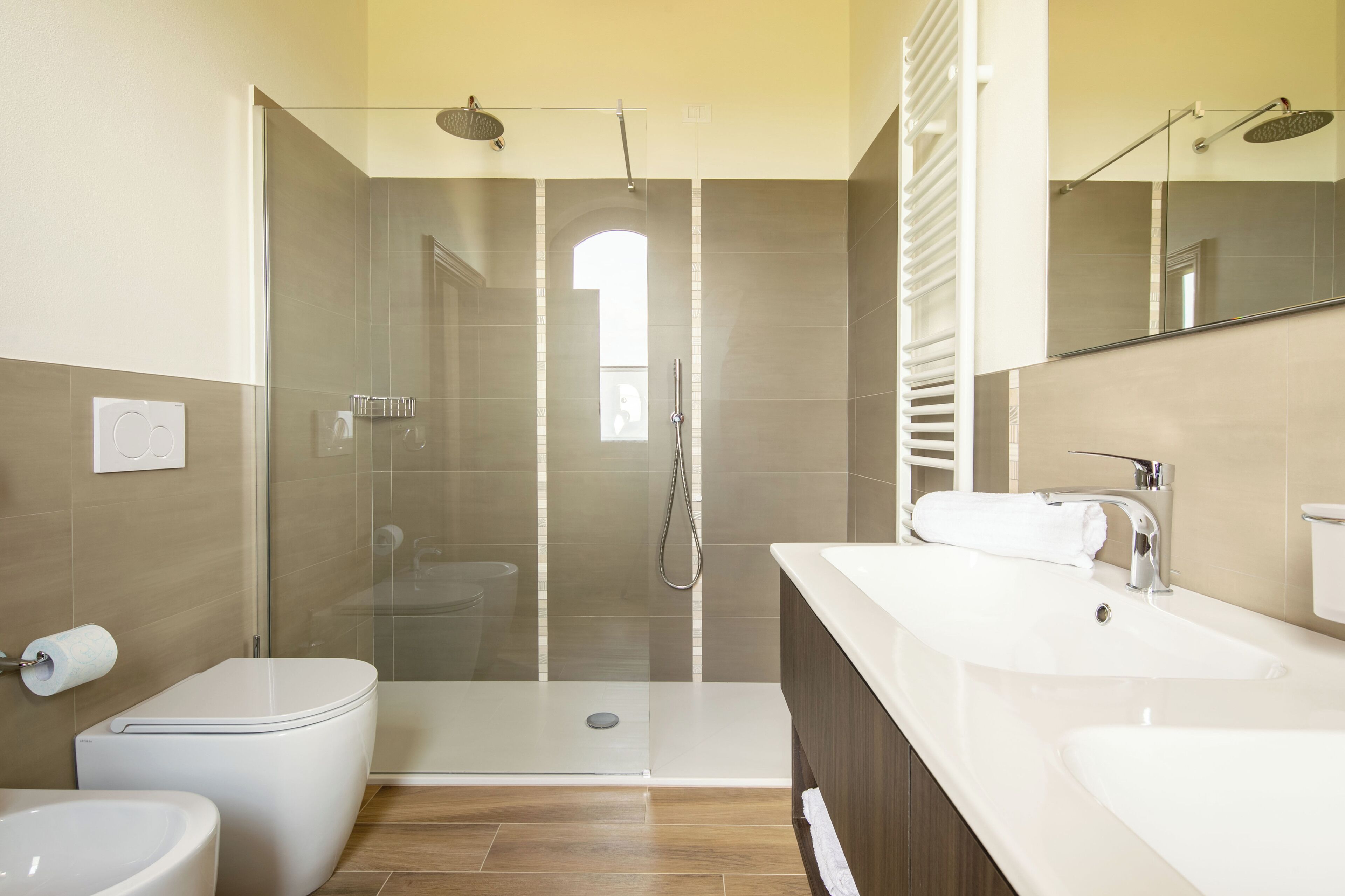 Vierbettzimmer | Badezimmer | Dusche, Regendusche, Haartrockner, Bidet