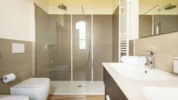 Vierbettzimmer | Badezimmer | Dusche, Regendusche, Haartrockner, Bidet