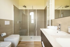 Værelse til 4 personer | Badeværelse | Bruser, brusehoved med spredningseffekt, hårtørrer, bidet