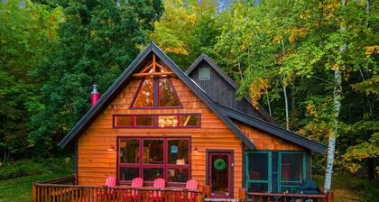 COZY CUB CABIN Mountainside • Lake George, Hot Tub, Fireplace, Gazebo