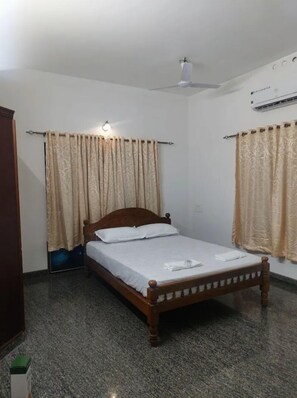 3 bedrooms, WiFi, bed sheets - 3BHK A/C Family Friendly homestay in Kadamakudy. (Ernakulam)