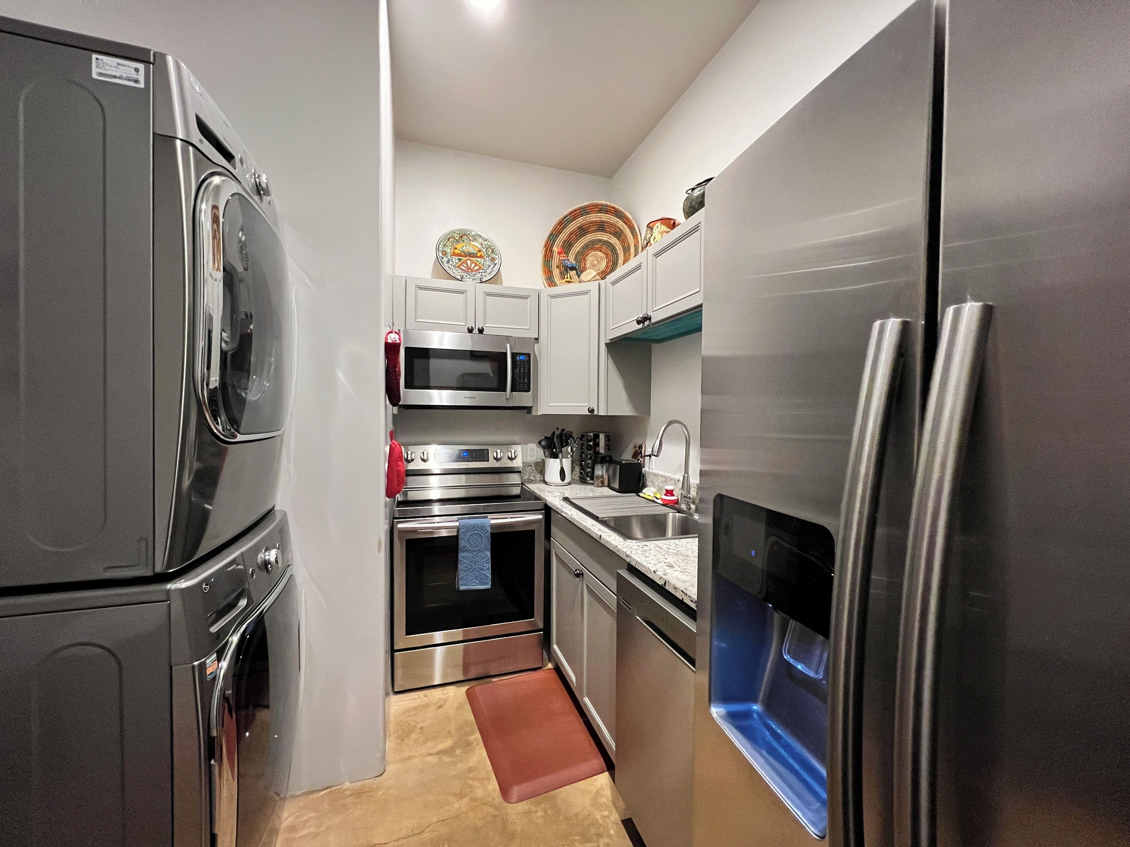 Frigorífico grande, microondas, horno y placa de cocina