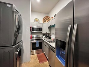 Grand réfrigérateur, micro-ondes, four, plaque de cuisson