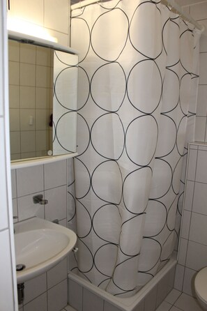 Shower, hair dryer, towels, toilet paper - Zv-scholtz, Bgh, Ap-25 (Burghausen)