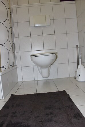 Shower, hair dryer, towels, toilet paper - Zv-scholtz, Bgh, Ap-25 (Burghausen)