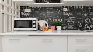 Studio, Kitchen | Private kitchen | Microwave, cookware/dishes/utensils