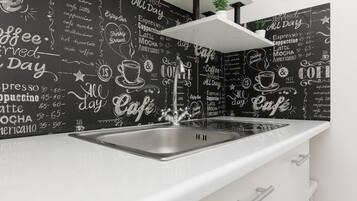 Studio, Kitchen | Private kitchen | Microwave, cookware/dishes/utensils