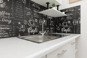 Estudio, cocina | Cocina privada | Microondas y utensilios de cocina 