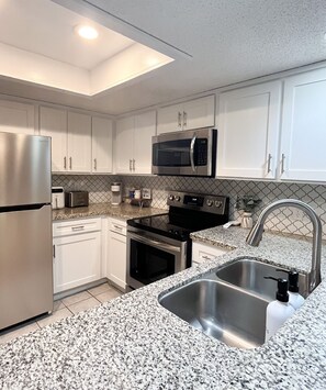 Kylskåp, mikrovågsugn, ugn och spishäll