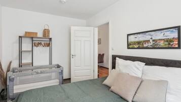 1 Schlafzimmer, Reisekinderbett, kostenloses WLAN, Bettwäsche