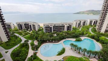 Kauden mukainen ulkouima-allas