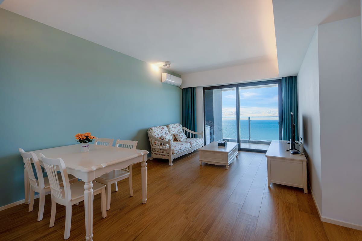 Family Suite, 2 Queen Beds, Sea View | Living room