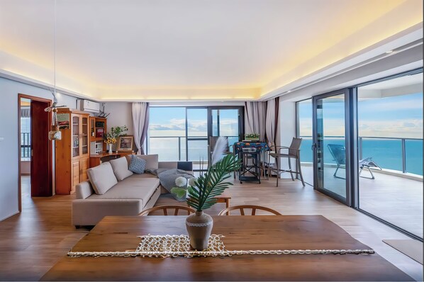 Suite panorámica, varias camas, vista al mar | Ropa de cama de alta calidad, edredón y camas con efecto memoria 