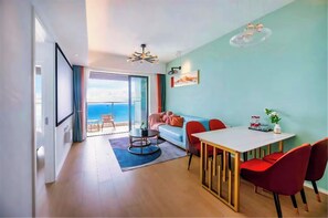 Suite familiar, 2 camas Queen size, vista al mar | Comedor