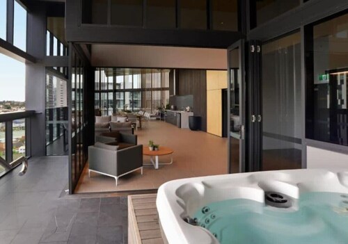 Great Views, Pool, High Level Boutique Apt with Carpark