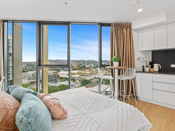 1 bedroom, desk, iron/ironing board, free WiFi - Sunset Views From Our Cute and Clean Studio (South Brisbane)